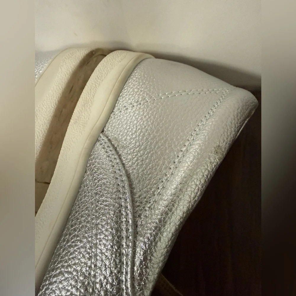 Blondo Giavana Silver Waterproof Shoes - Picture 9 of 11